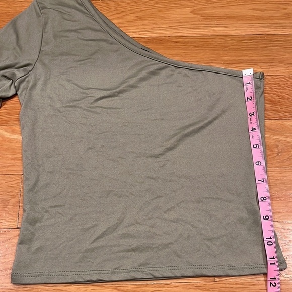 Brit & Bri green one shoulder top size medium. - Picture 3 of 7